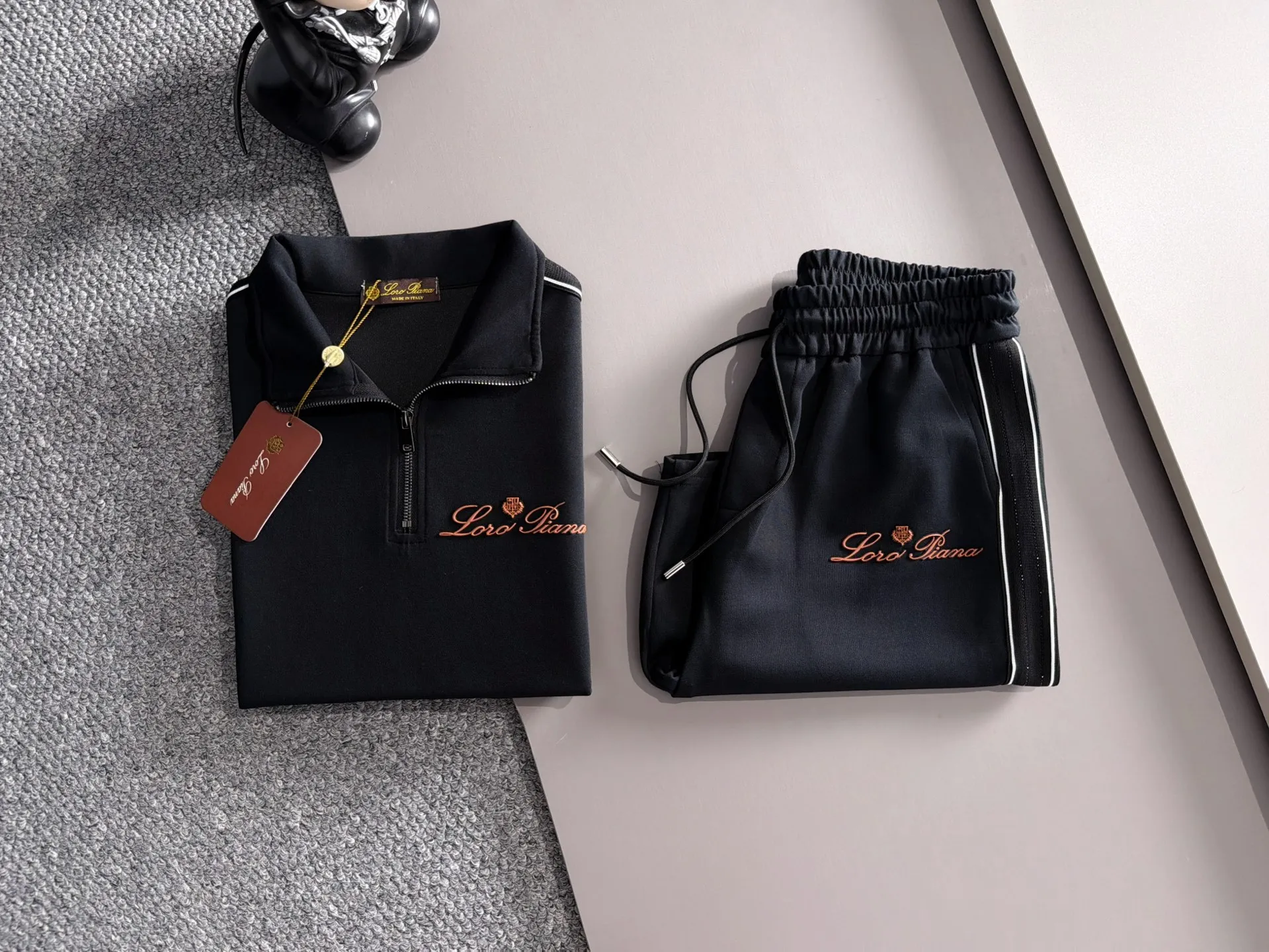 Loro Piana LP 2051ss spring and summer New Arrival casual short-sleeved shorts suit, Premium version! The custom-made fabric Breathable in the counter has high comfort, impeccable details, and brand element design concept, reflecting high quality. It feels delicate and soft! It presents a casual cut and the upper body shape is great! Sizes:M-3XL